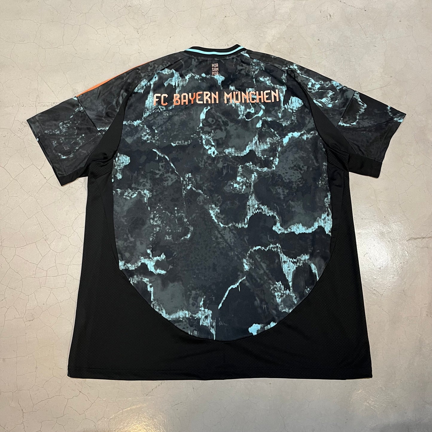Bayern Munchen 2024 Away Jersey (Deadstock)