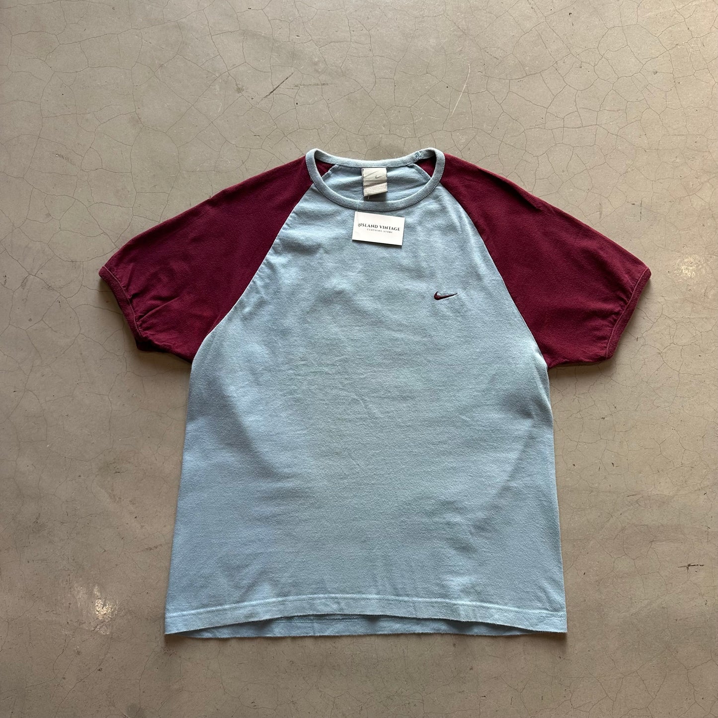 Vintage Nike T-shirt Maroon sleeve